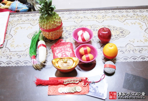 剃胎毛、滿月剃頭、嬰兒剃頭、嬰兒理髮、嬰兒剃髮、嬰兒剃胎毛、嬰兒滿月剃頭、寶寶剃頭、剃胎毛儀式、剃胎毛吉祥話、滿月剃頭儀式、滿月剃頭吉祥話、寶寶剃胎毛、寶寶滿月剃頭理髮、 台北中山區剃胎毛、台北中山區滿月剃頭、 台北中山區嬰兒剃頭剃胎毛、台北中山區嬰兒理髮、台北中山區嬰兒剃髮、蘇寶寶(台北中山區到府嬰兒寶寶滿月剃頭理髮、免費到府嬰兒剃胎毛儀式吉祥話)。到府剃頭剃胎毛主持、專業拍照、DVD光碟、證書。★購買「臍帶章、肚臍章、胎毛筆刷印章」贈送：剃頭、收涎、抓周，三選一。2016.01.09 照片1